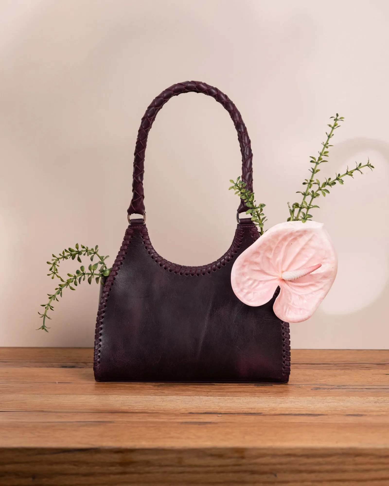 Ảnh Lifestyle Túi xách da bò tím quai đan thủ công - Koi Leather