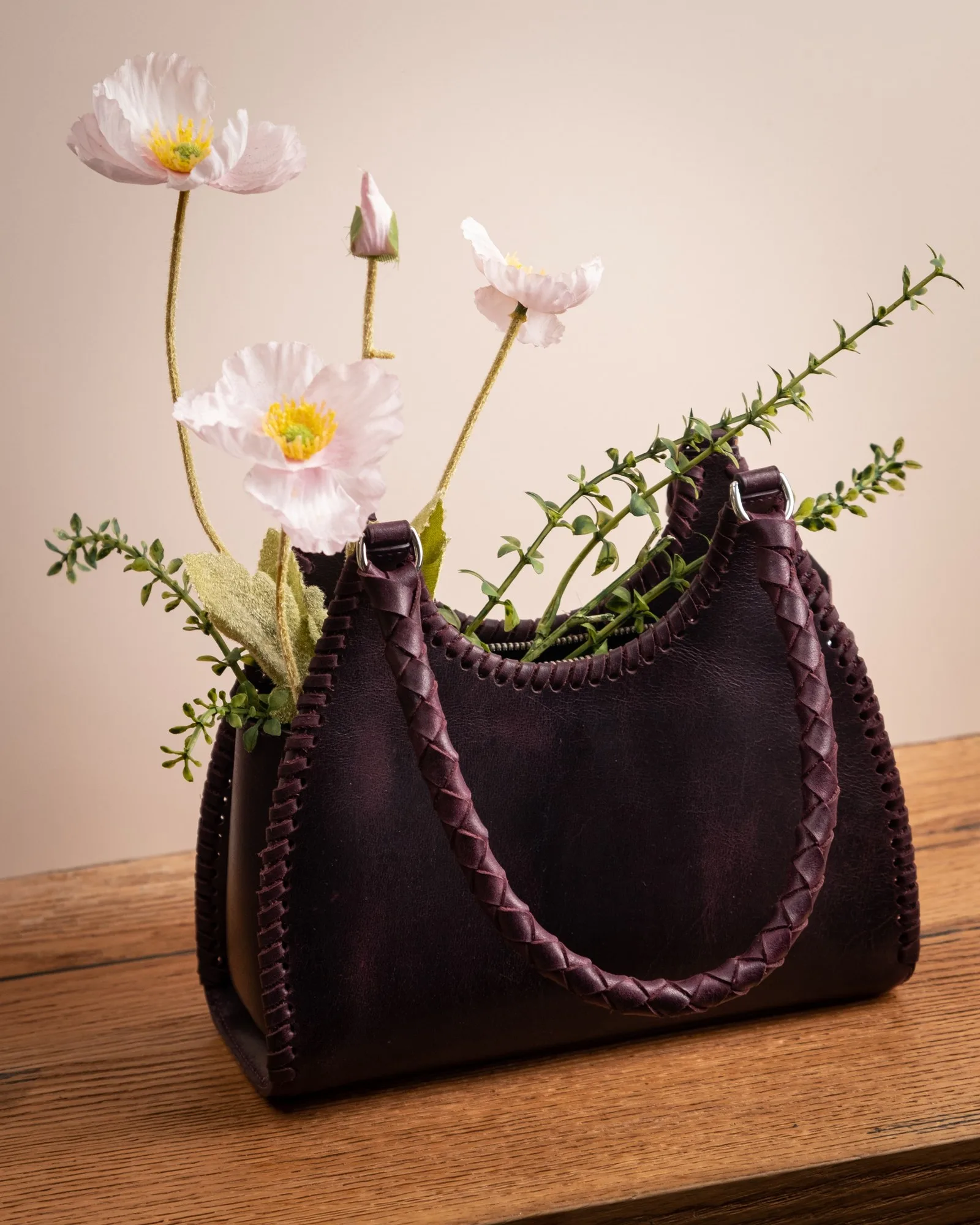 Ảnh Lifestyle Túi xách da bò tím quai đan thủ công - Koi Leather