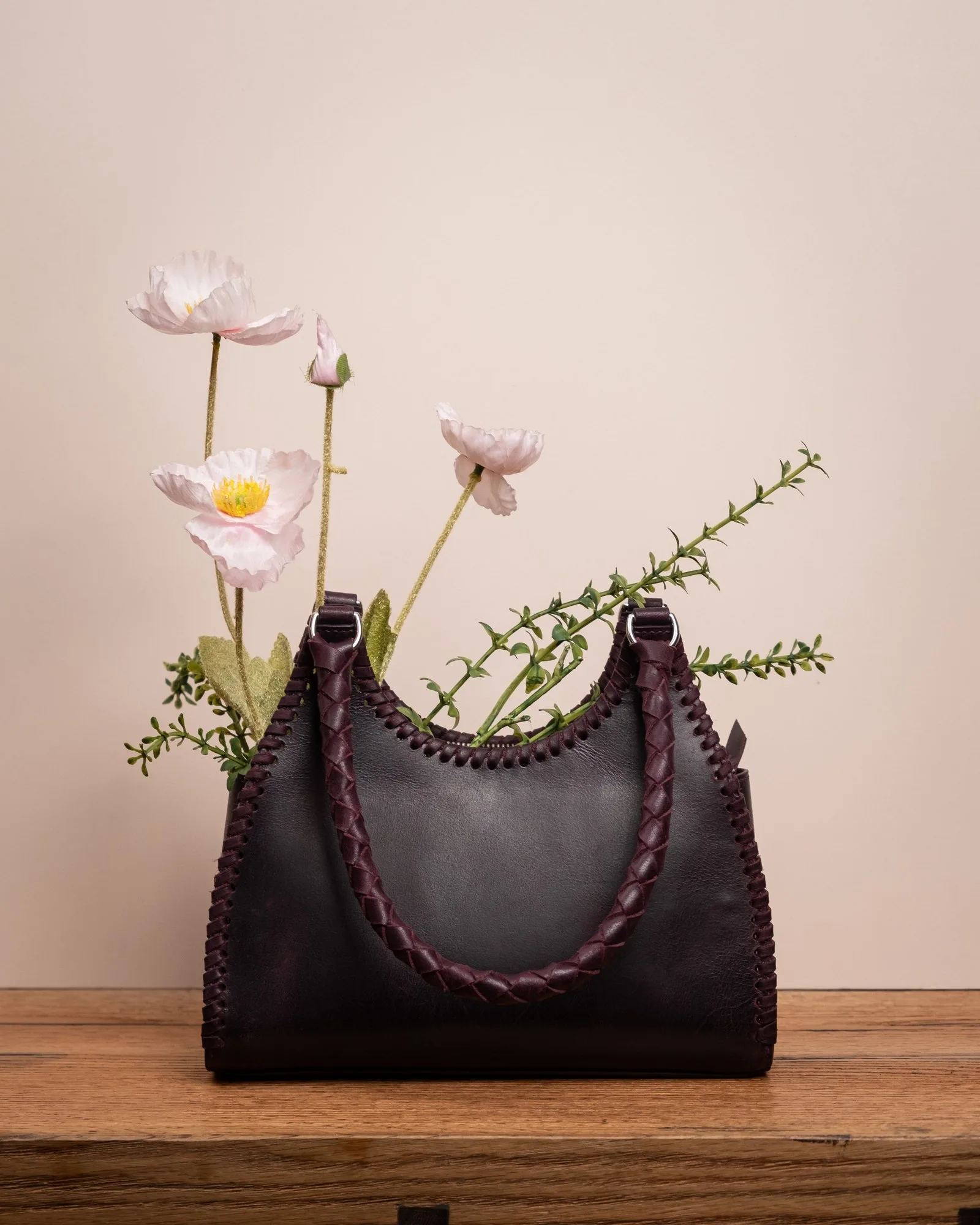 Ảnh Lifestyle Túi xách da bò tím quai đan thủ công - Koi Leather