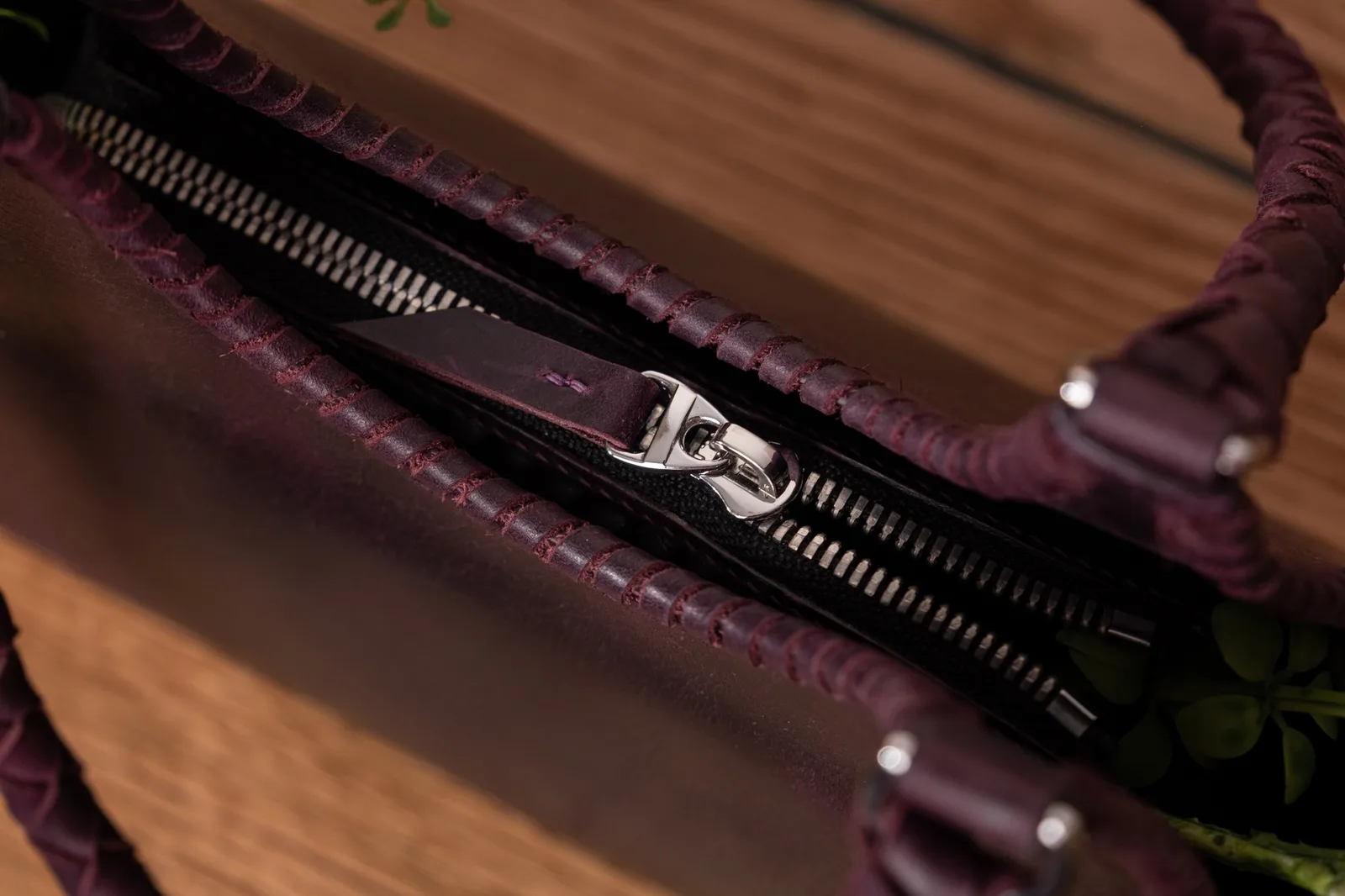 Ảnh Lifestyle Túi xách da bò tím quai đan thủ công - Koi Leather
