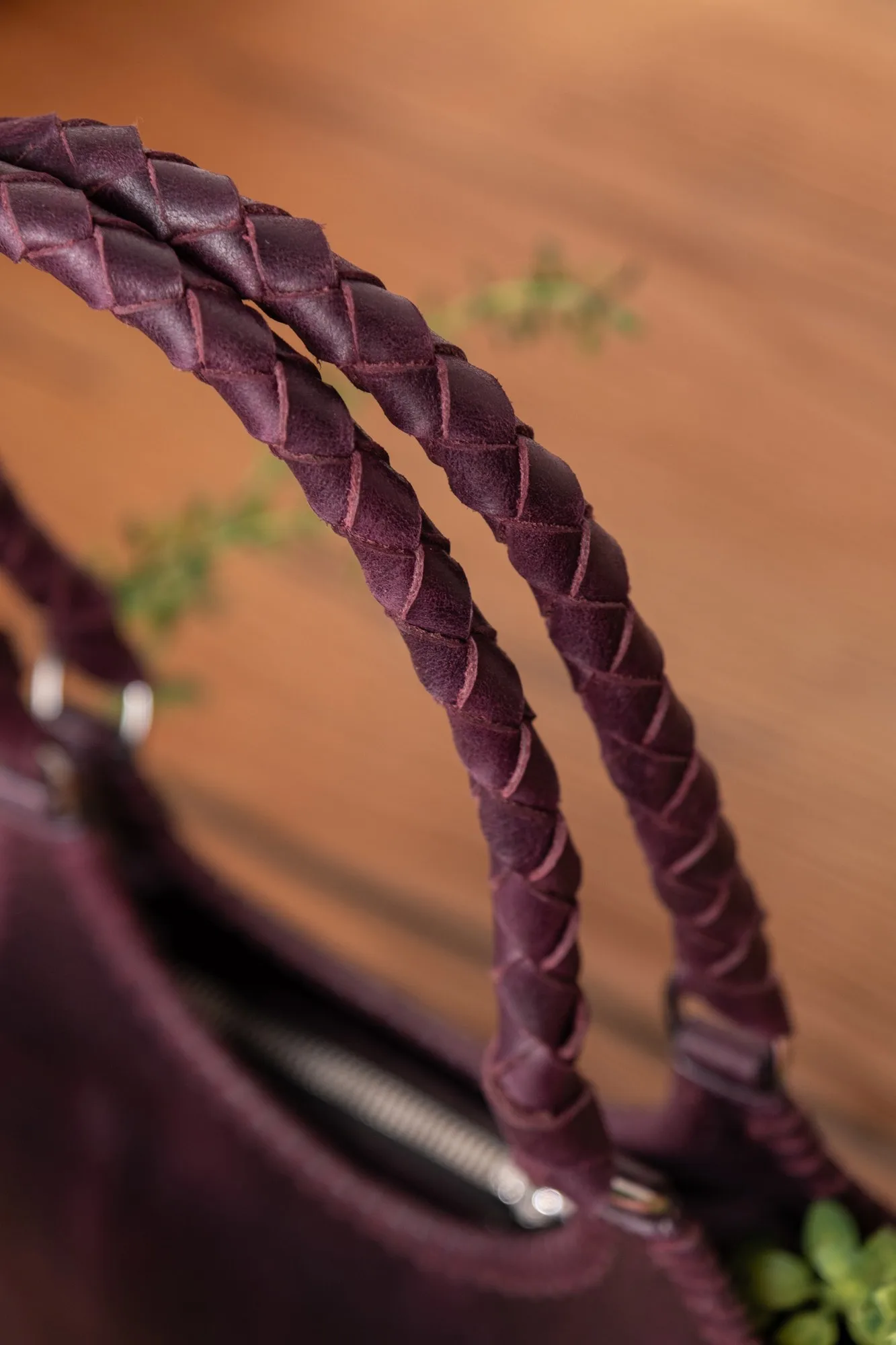 Ảnh Lifestyle Túi xách da bò tím quai đan thủ công - Koi Leather