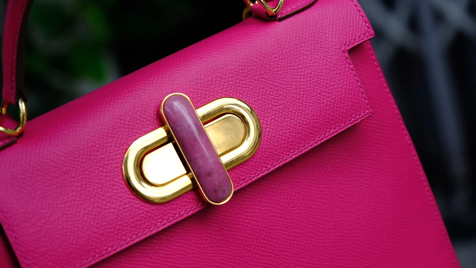 Ảnh Lifestyle Túi xách nữ da Epsom màu hồng khoá mặt đá - Koi Leather