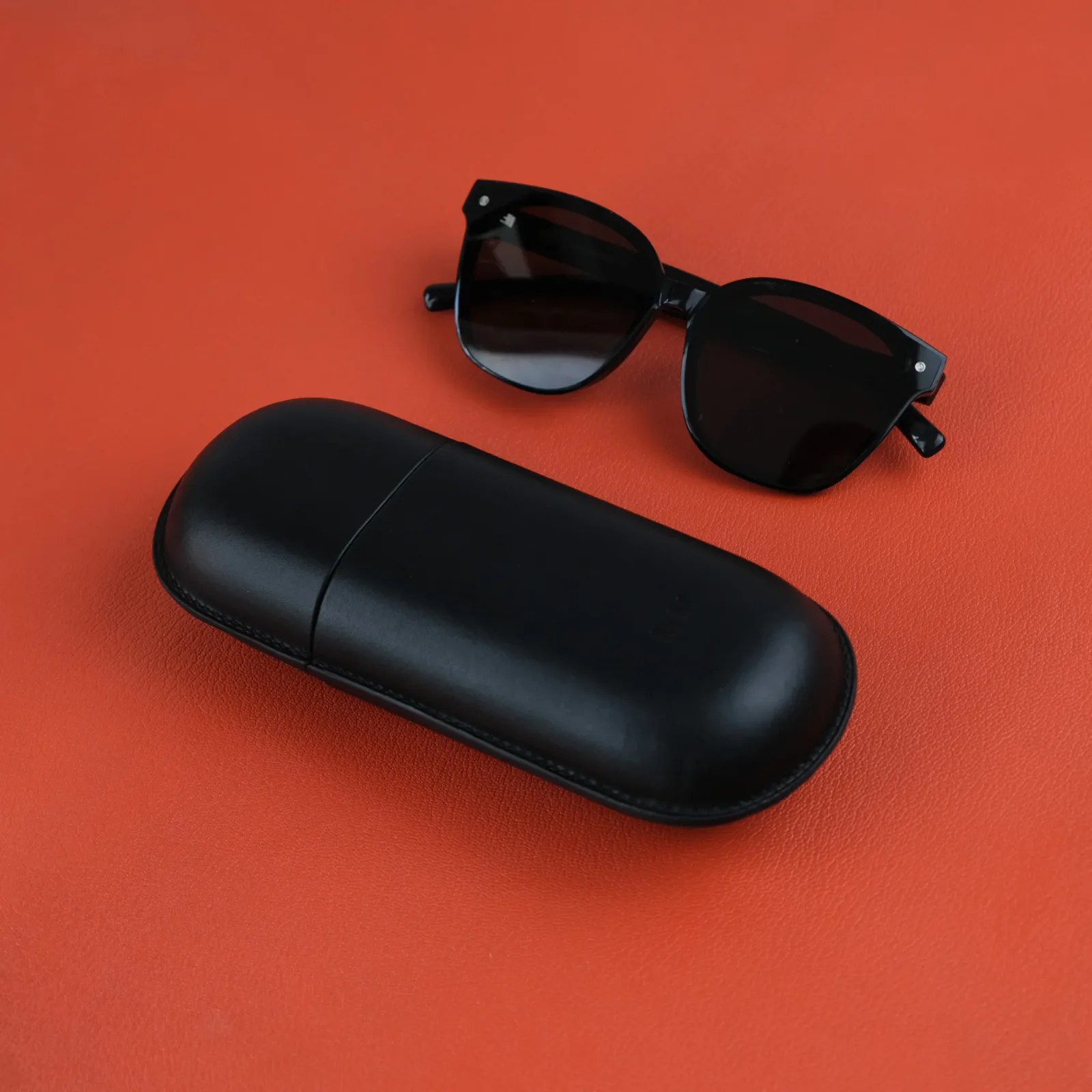 Ảnh Studio Hộp mắt kính - Koi Leather