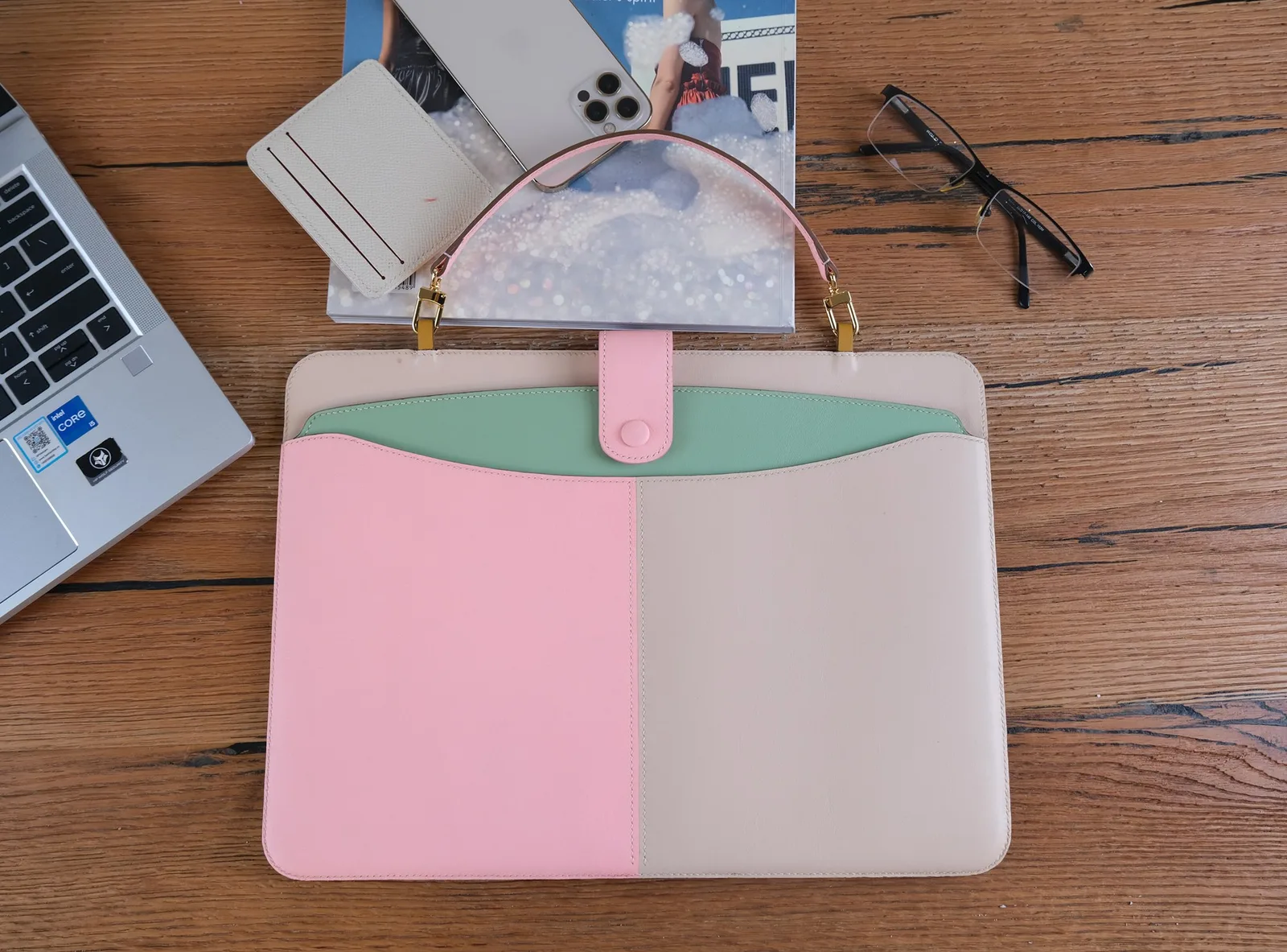 Ảnh Lifestyle Túi đựng laptop da Nappa phối màu có quai xách và dây đeo - Koi Leather