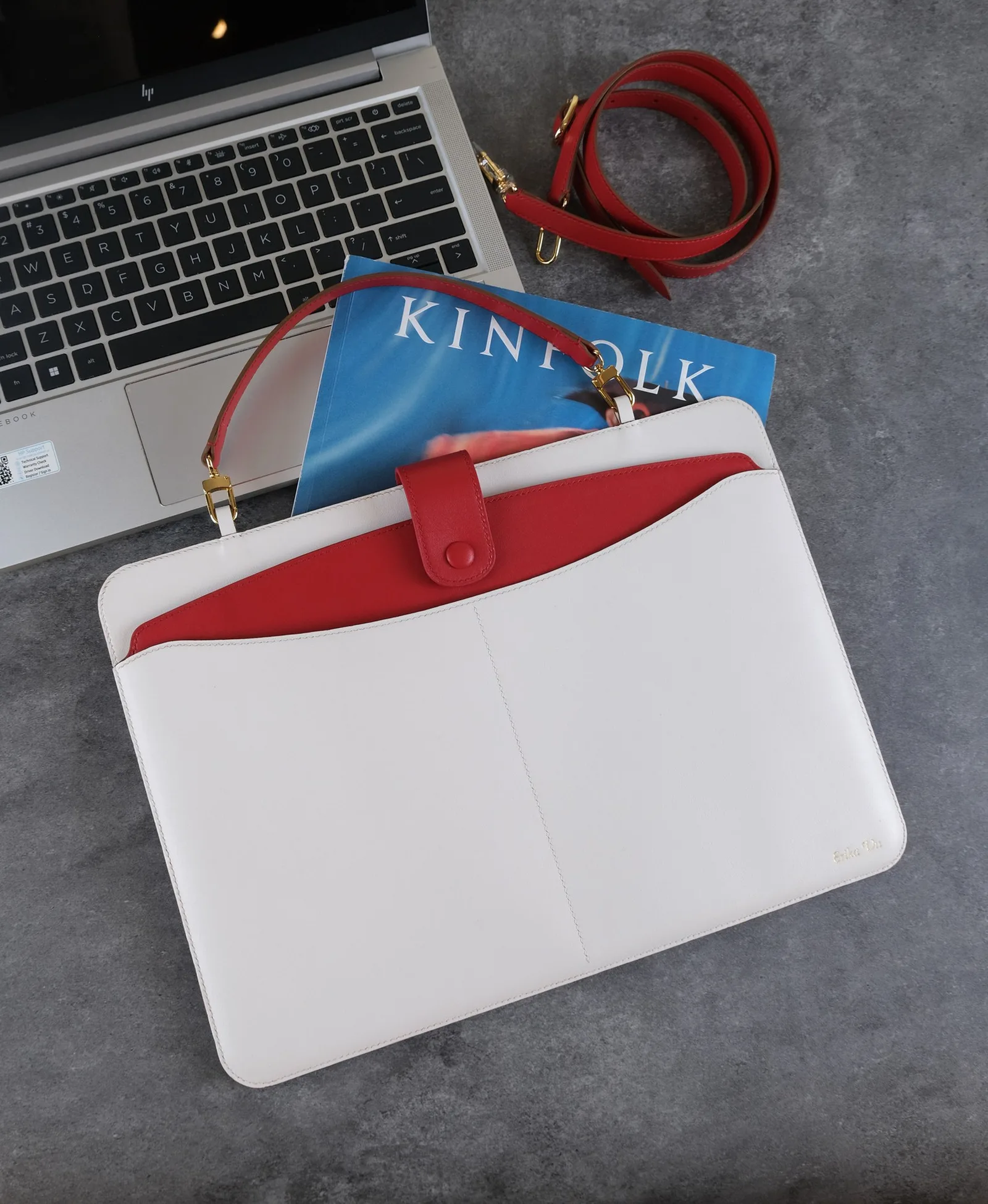 Ảnh Lifestyle Túi đựng laptop da Nappa phối màu có quai xách và dây đeo - Koi Leather