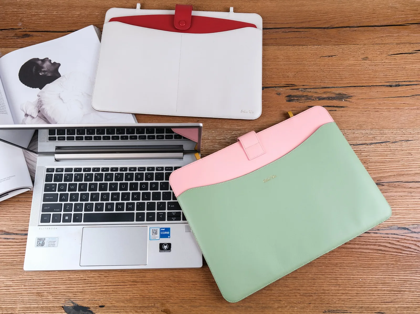 Ảnh Lifestyle Túi đựng laptop da Nappa phối màu có quai xách và dây đeo - Koi Leather