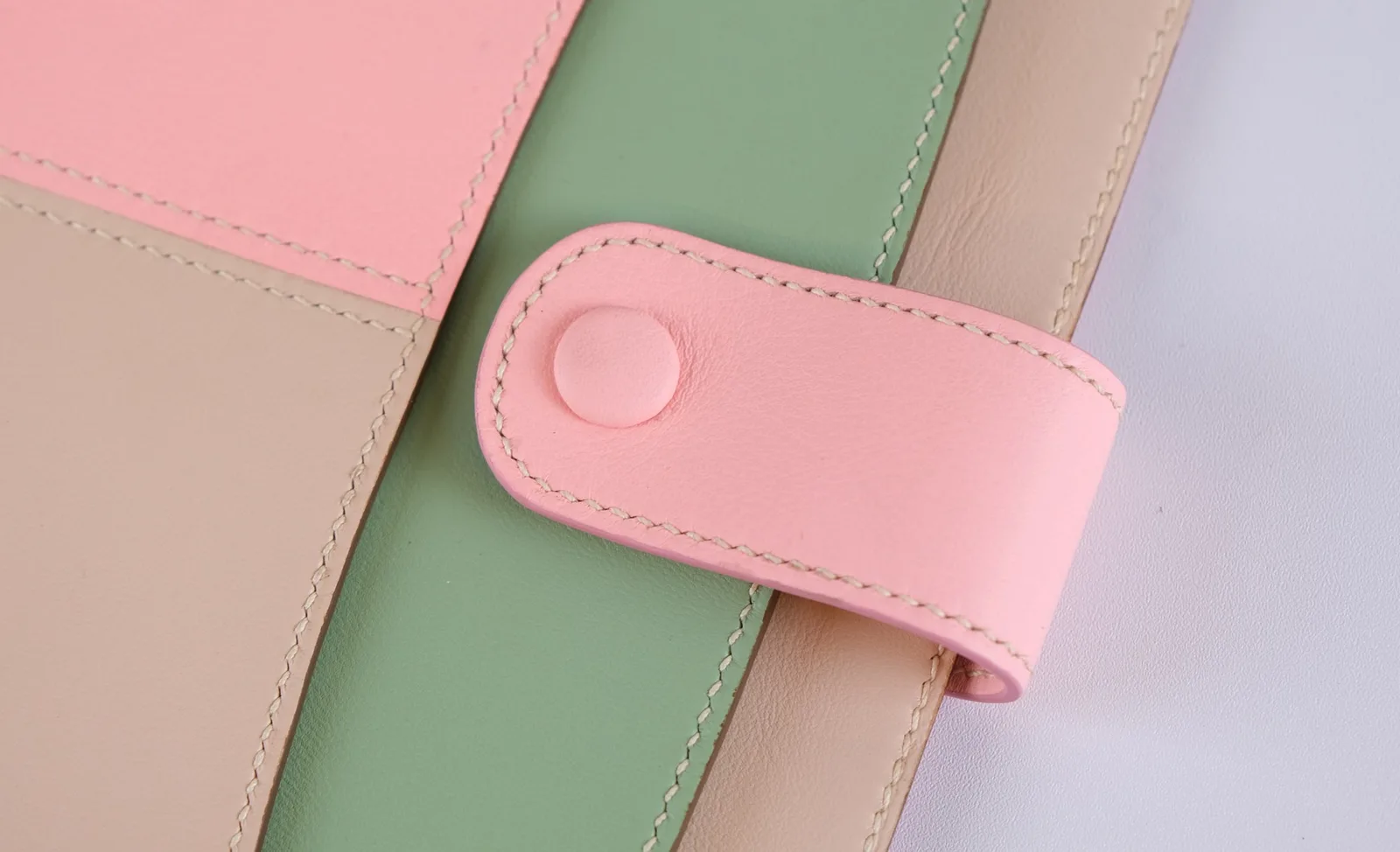 Ảnh Studio Túi đựng laptop da Nappa phối màu có quai xách và dây đeo - Koi Leather