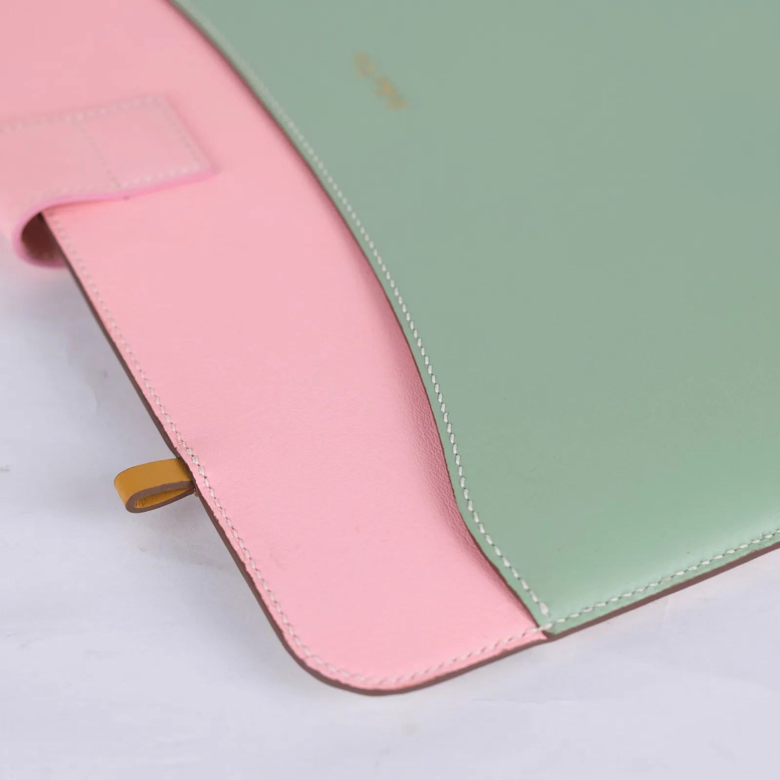 Ảnh Studio Túi đựng laptop da Nappa phối màu có quai xách và dây đeo - Koi Leather