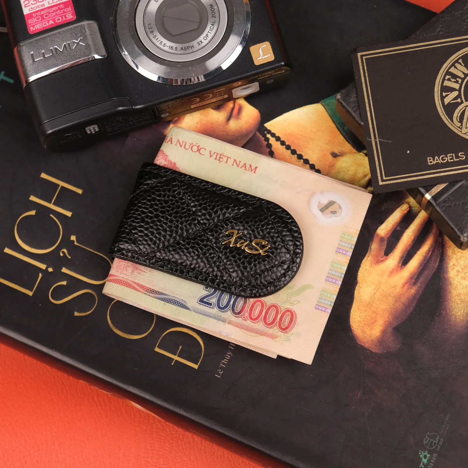 Ảnh Studio Money clip đen tag vàng Xusi - KOI Leather