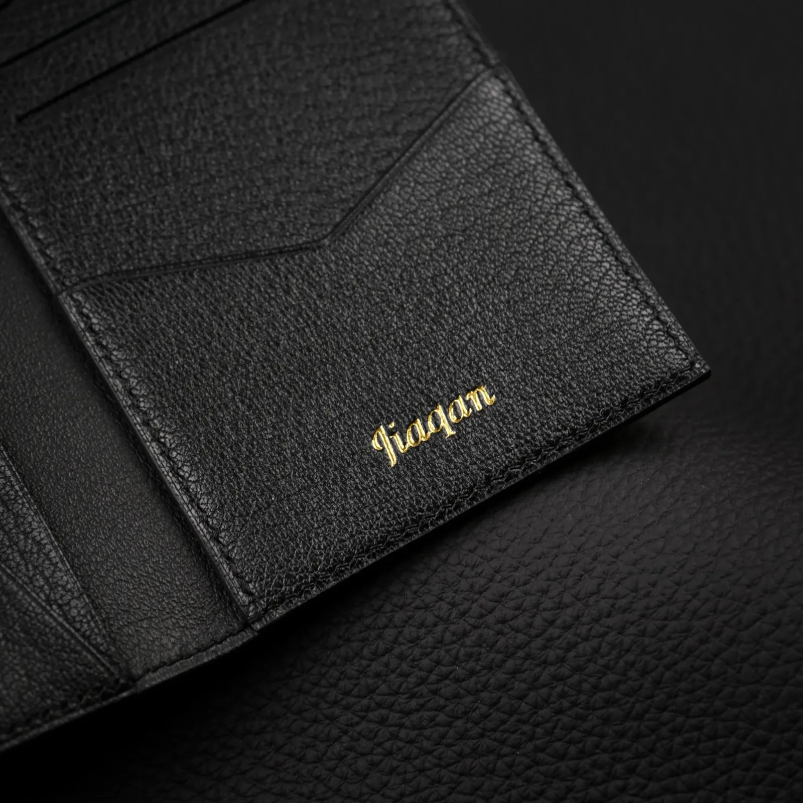 Khắc tên và dập logo trên da — Ví compact da dê Alran black
