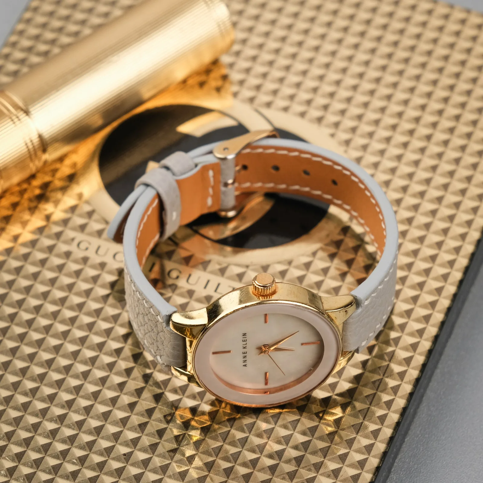 Ảnh Lifestyle Dây đồng hồ da Togo màu xám cho Anne Klein - Koi Leather