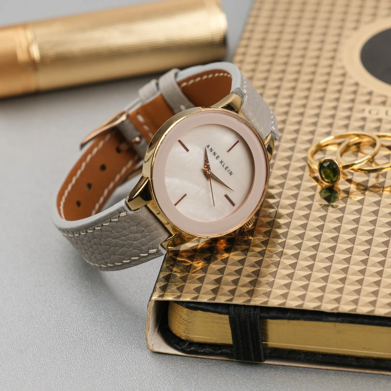 Ảnh Lifestyle Dây đồng hồ da Togo màu xám cho Anne Klein - Koi Leather