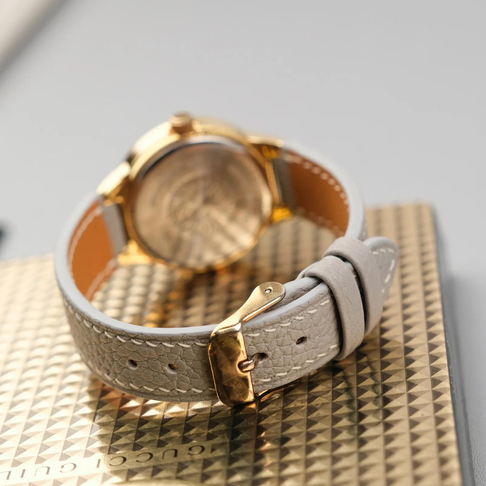 Ảnh Lifestyle Dây đồng hồ da Togo màu xám cho Anne Klein - Koi Leather