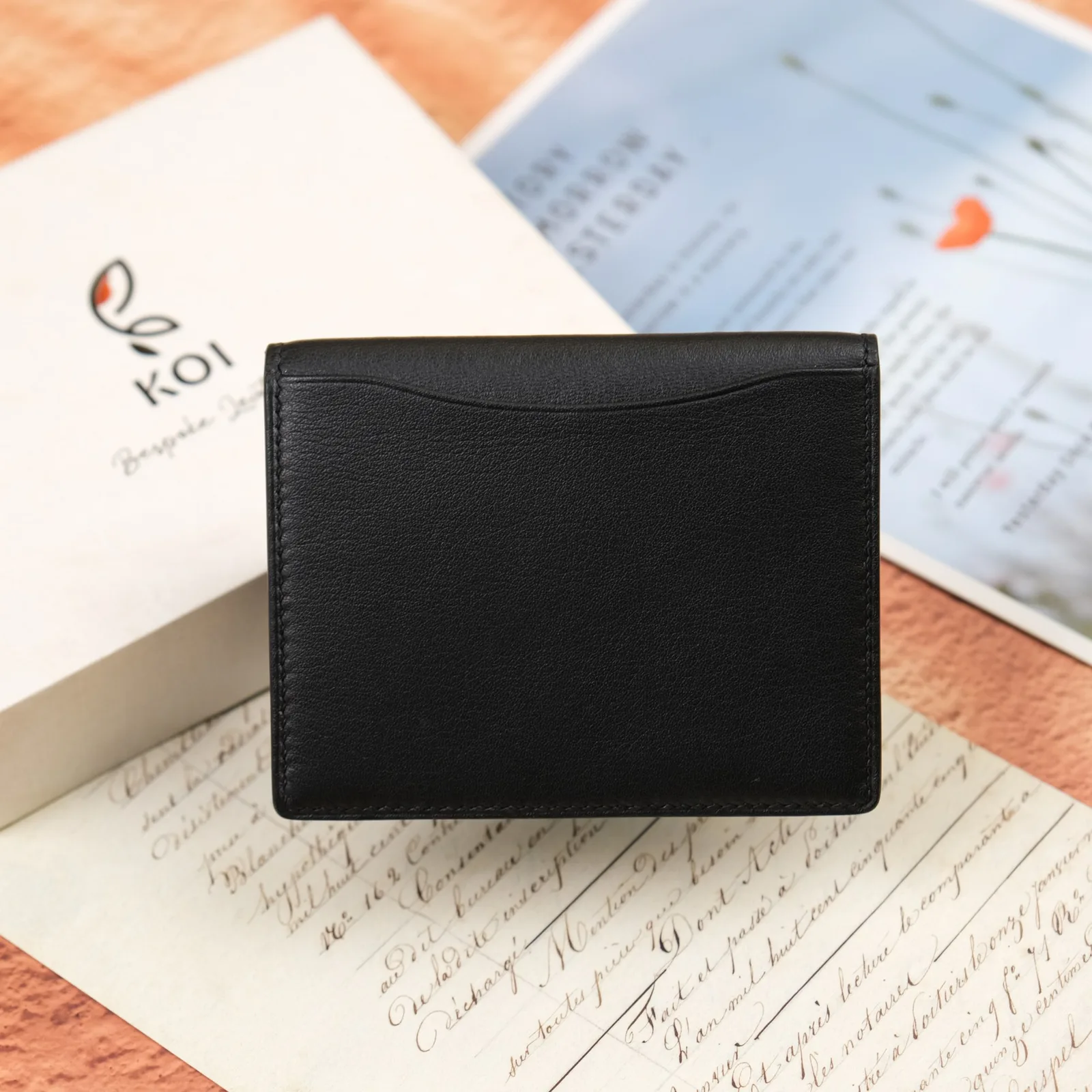 Ảnh Studio Ví đứng da dê màu đen có ngăn thẻ phụ ngoài - Koi Leather