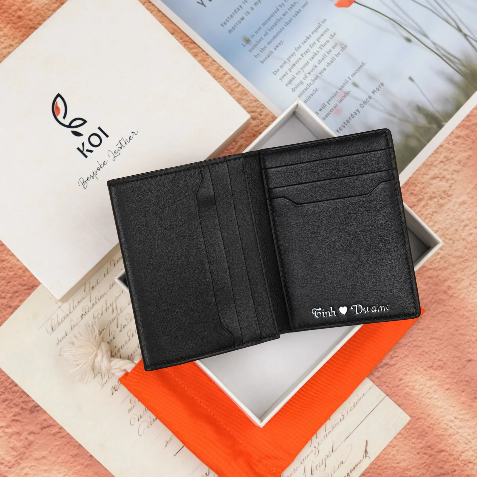 Ảnh Studio Ví đứng da dê màu đen có ngăn thẻ phụ ngoài - Koi Leather