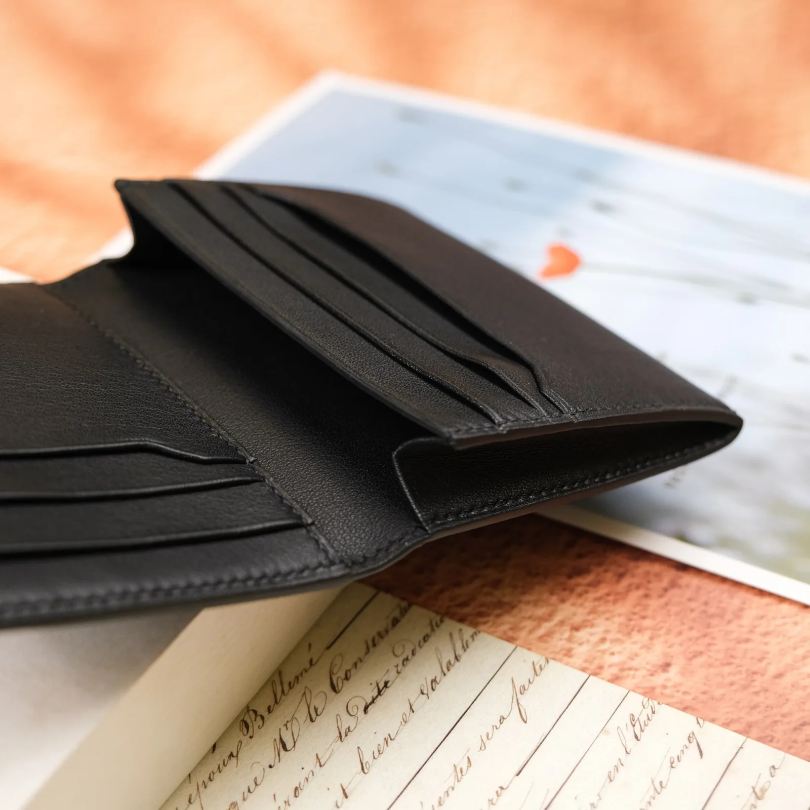 Ảnh Studio Ví đứng da dê màu đen có ngăn thẻ phụ ngoài - Koi Leather
