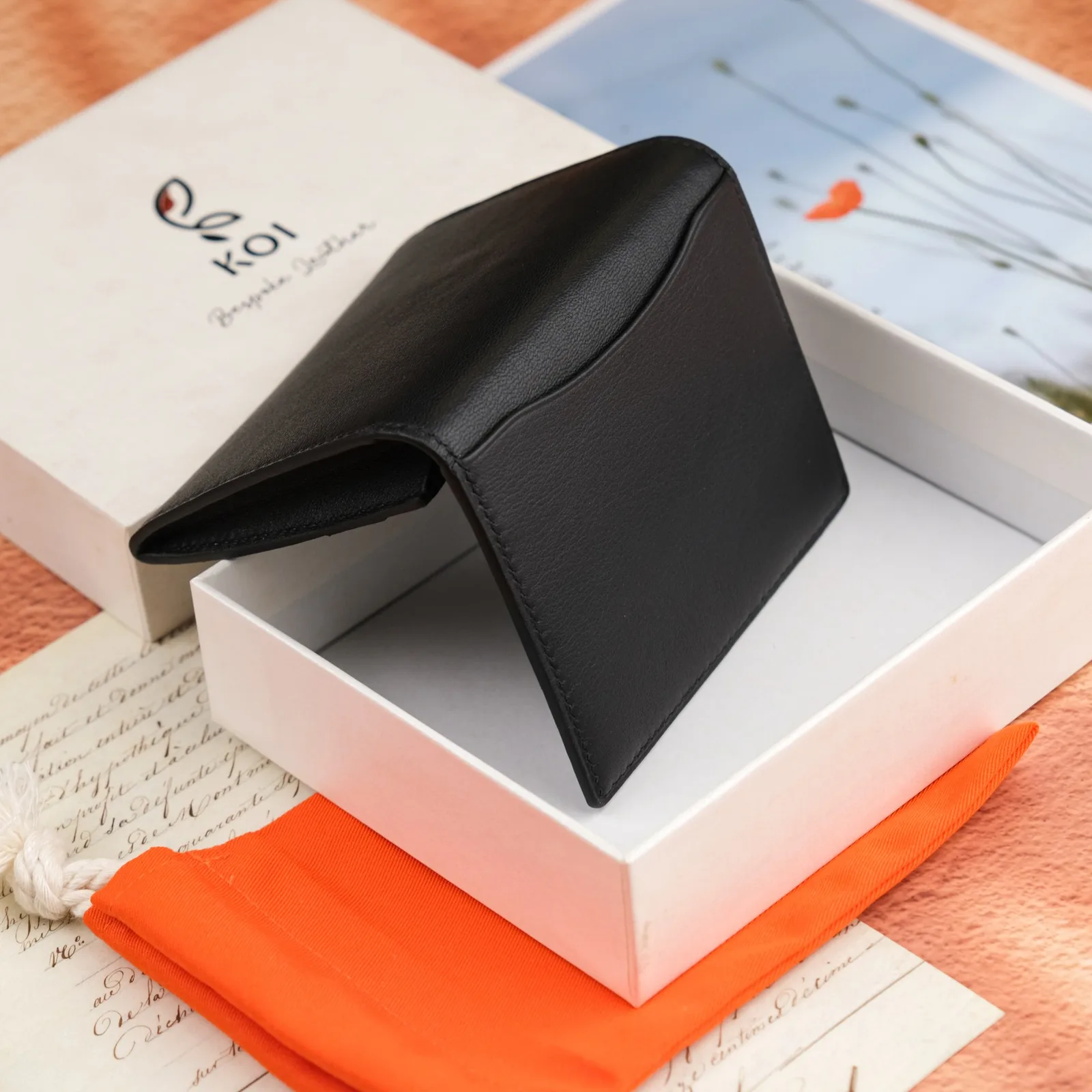 Ảnh Studio Ví đứng da dê màu đen có ngăn thẻ phụ ngoài - Koi Leather
