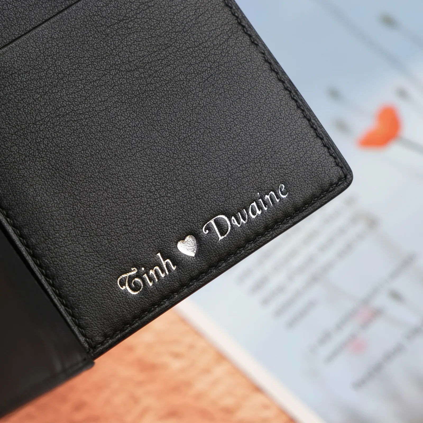 Ảnh Ví đứng da dê màu đen có ngăn thẻ phụ ngoài - Koi Leather