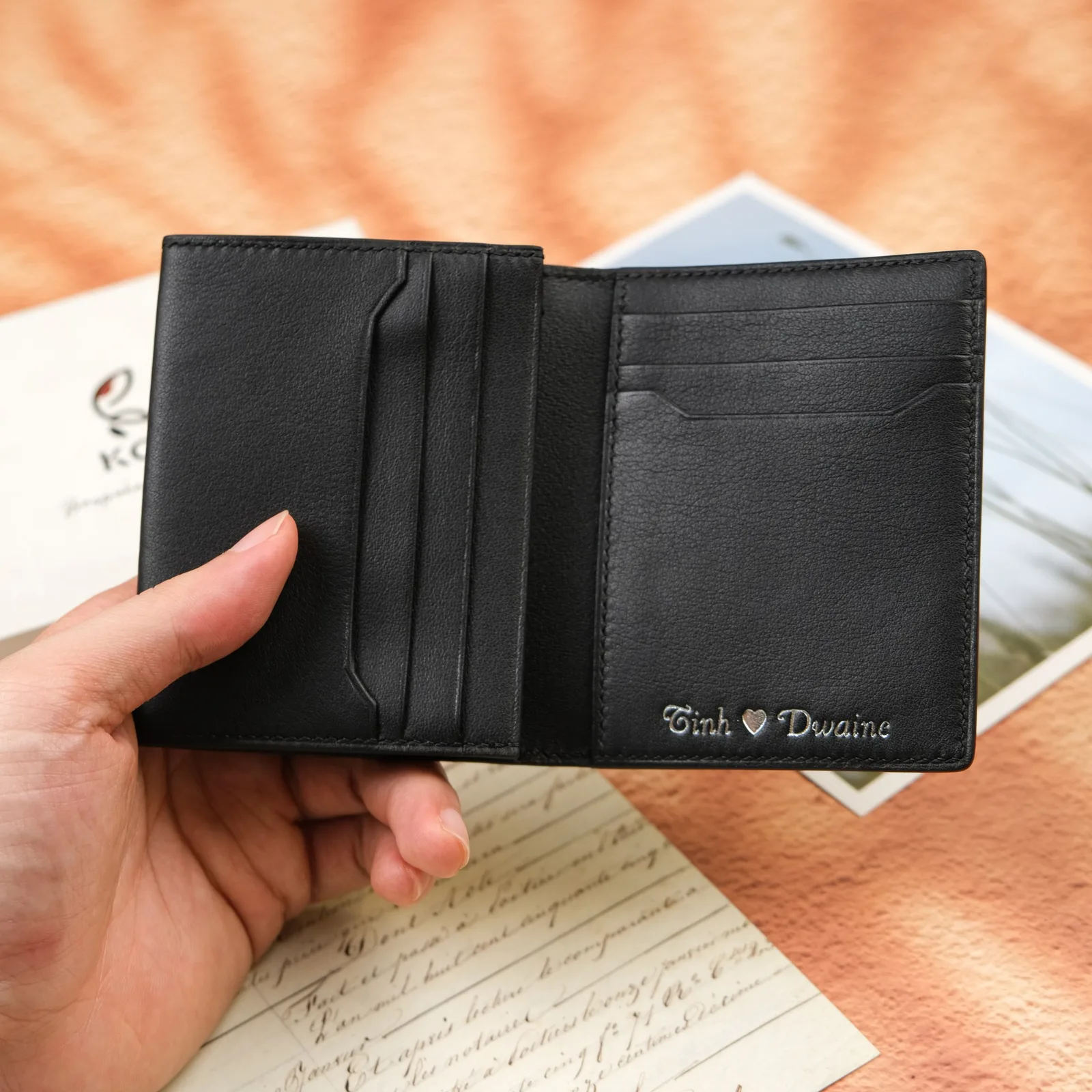 Ảnh Lifestyle Ví đứng da dê màu đen có ngăn thẻ phụ ngoài - Koi Leather