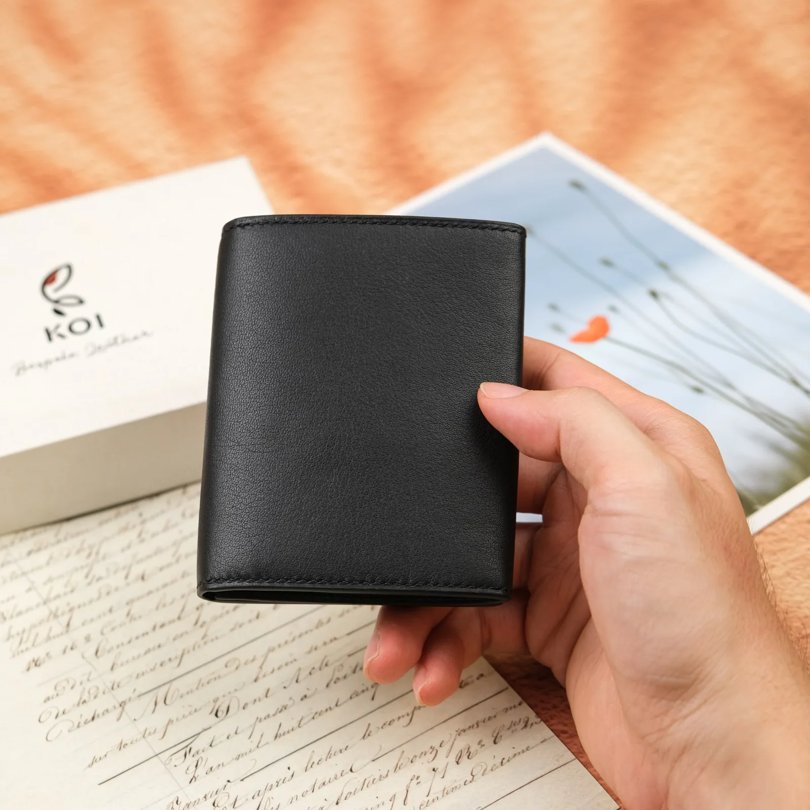 Ảnh Lifestyle Ví đứng da dê màu đen có ngăn thẻ phụ ngoài - Koi Leather