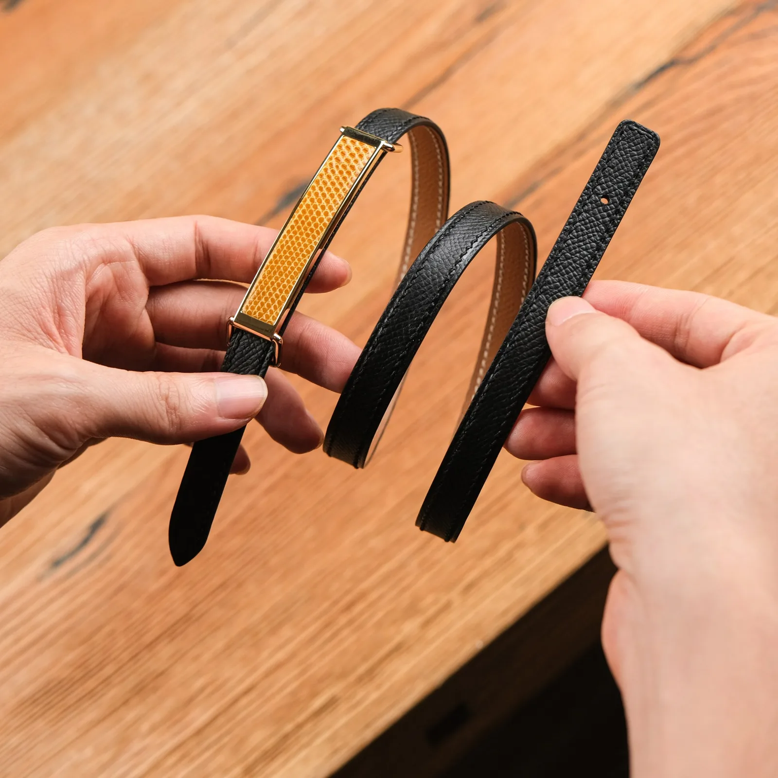 Ảnh Lifestyle Dây lưng nữ da Epsom đen bản 18mm mặt khoá kỳ đà - Koi Leather