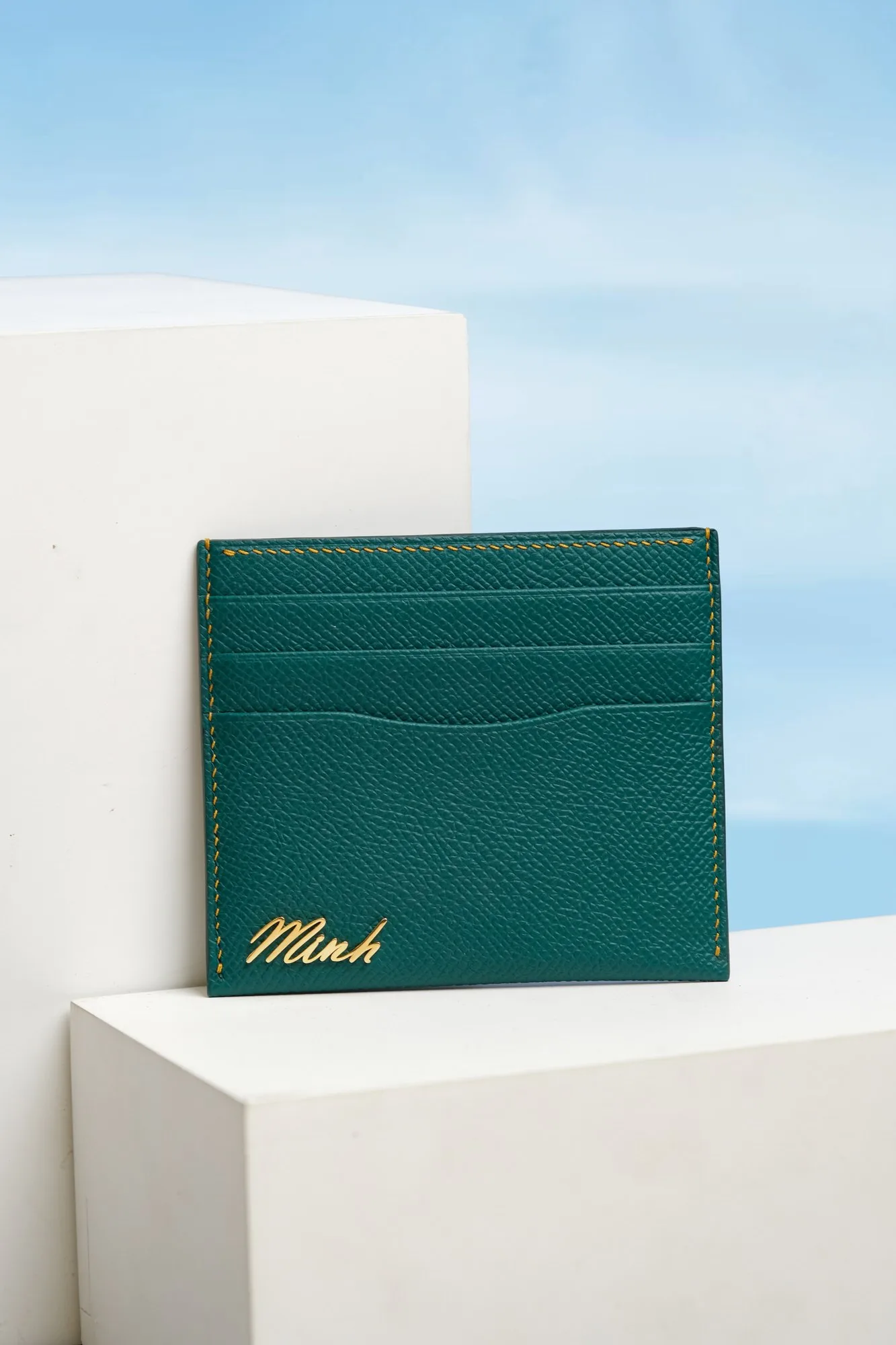 Ảnh Studio Ví đựng thẻ da Epsom màu xanh lá dáng mỏng - Koi Leather