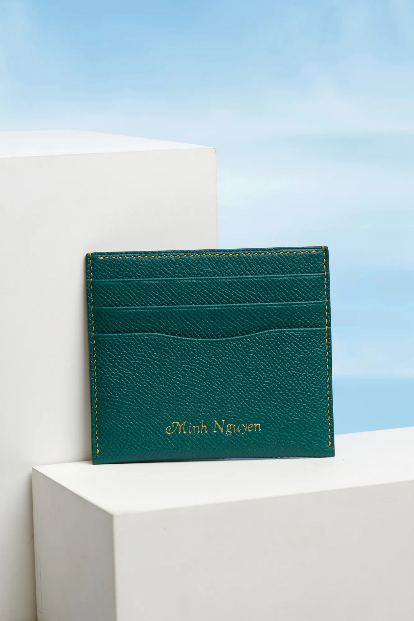 Ảnh Studio Ví đựng thẻ da Epsom màu xanh lá dáng mỏng - Koi Leather
