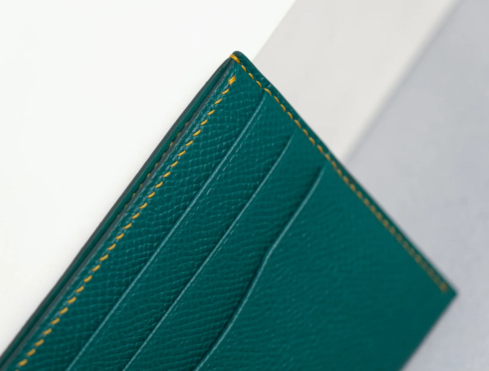 Ảnh Studio Ví đựng thẻ da Epsom màu xanh lá dáng mỏng - Koi Leather