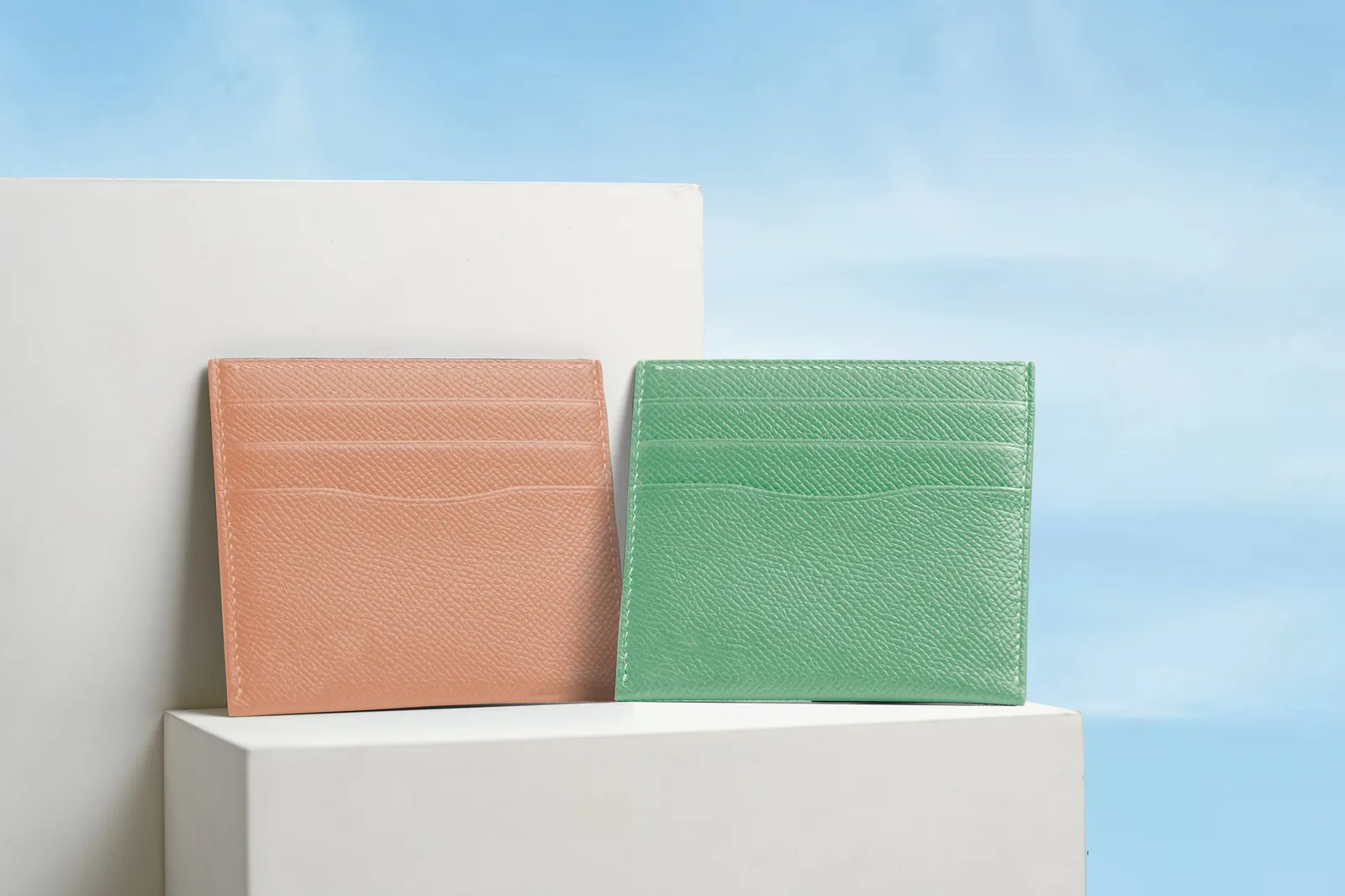 Ảnh Studio Ví đựng thẻ da Epsom màu xanh lá dáng mỏng - Koi Leather