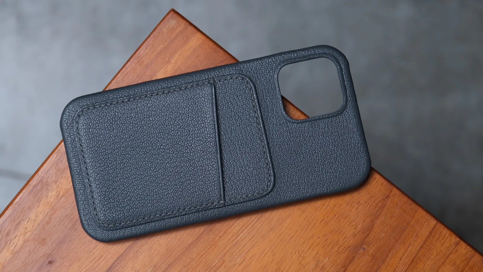 Ảnh Studio Ốp lưng da dê Alran màu xám có ngăn thẻ - Koi Leather