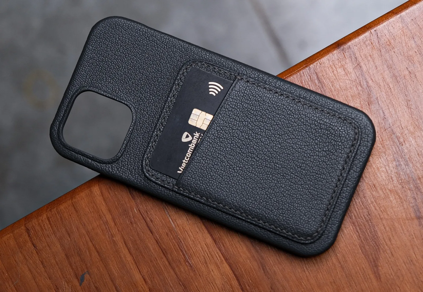 Ảnh Studio Ốp lưng da dê Alran màu xám có ngăn thẻ - Koi Leather