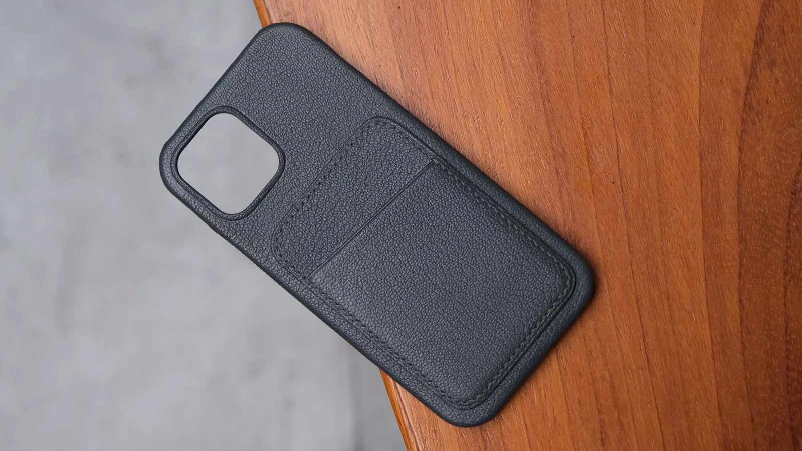 Ảnh Studio Ốp lưng da dê Alran màu xám có ngăn thẻ - Koi Leather
