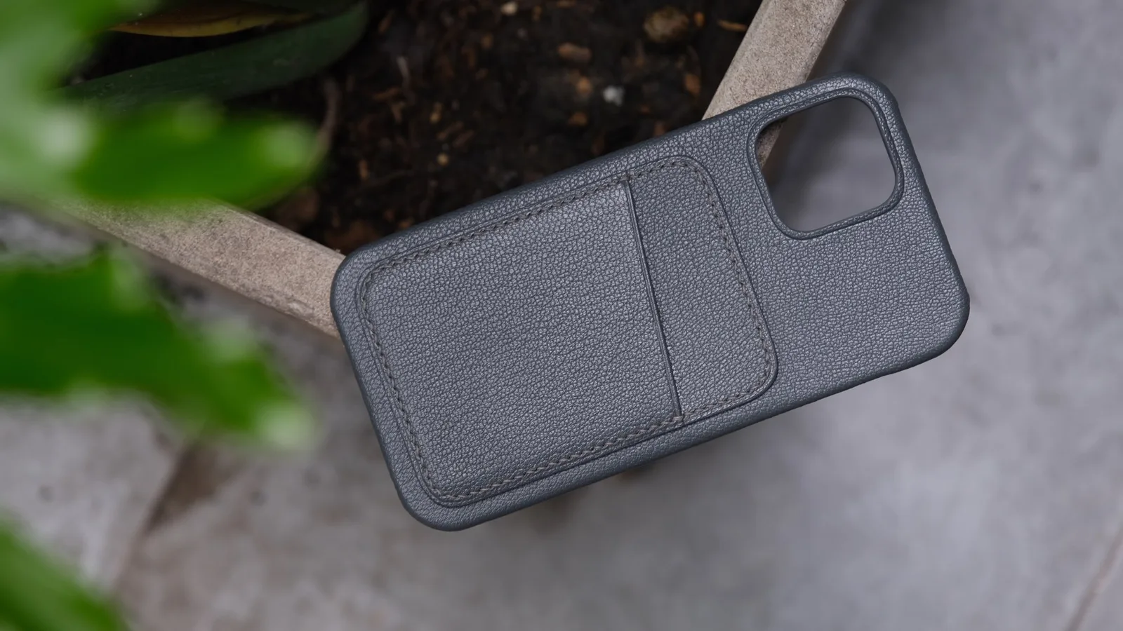 Ảnh Lifestyle Ốp lưng da dê Alran màu xám có ngăn thẻ - Koi Leather