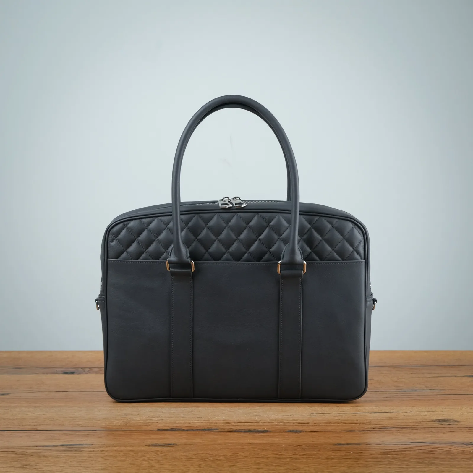 Ảnh Studio Túi xách da bò màu xám chần trám cho laptop 14 inch - Koi Leather