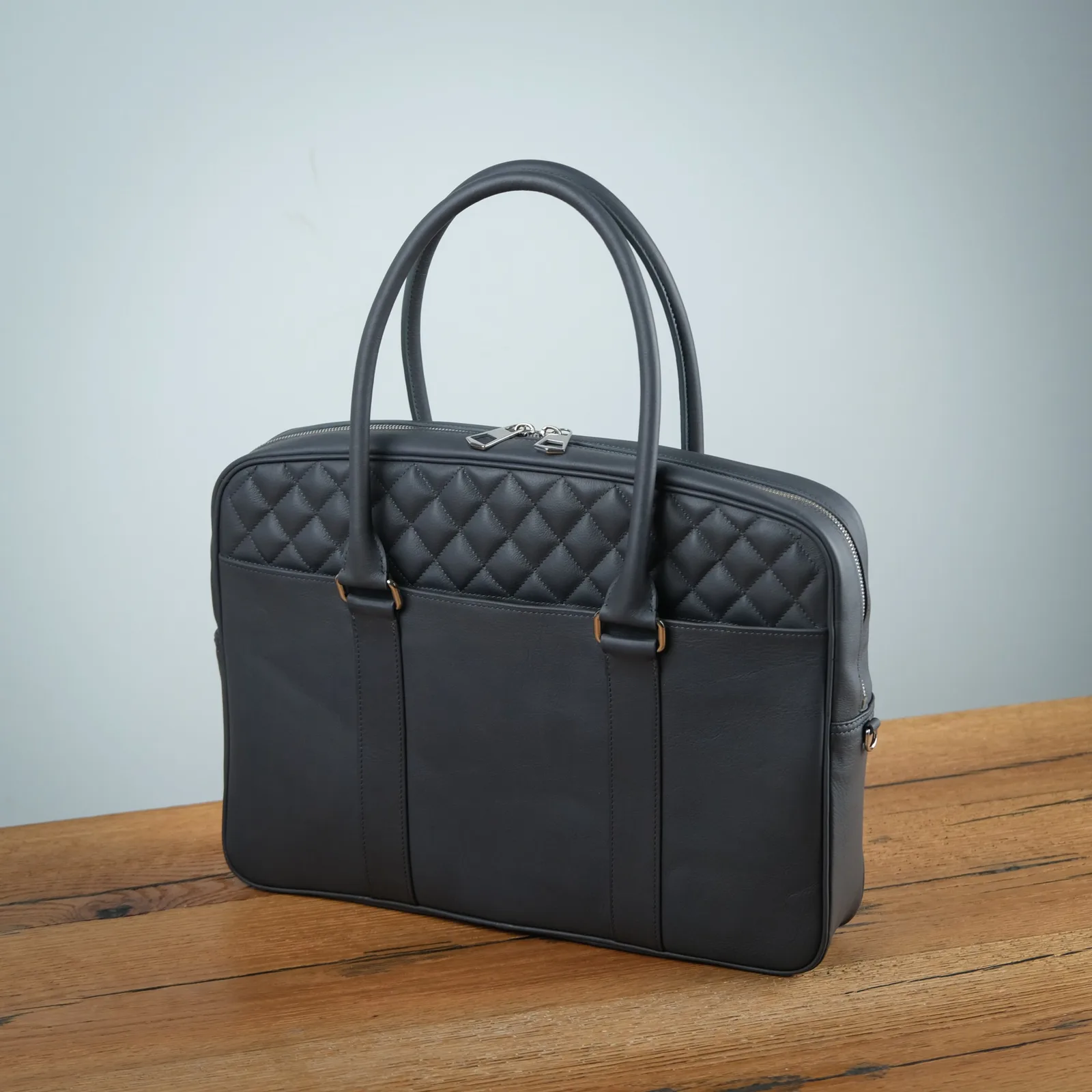 Ảnh Studio Túi xách da bò màu xám chần trám cho laptop 14 inch - Koi Leather