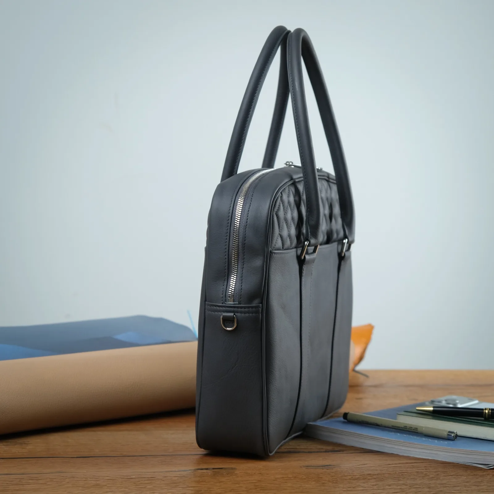 Ảnh Studio Túi xách da bò màu xám chần trám cho laptop 14 inch - Koi Leather