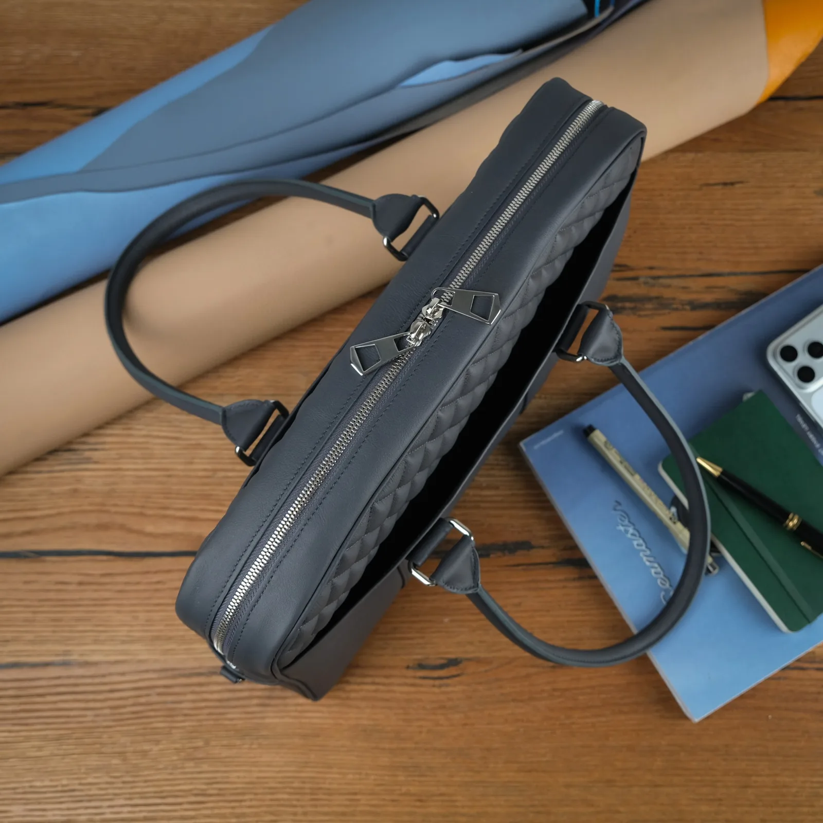 Ảnh Studio Túi xách da bò màu xám chần trám cho laptop 14 inch - Koi Leather