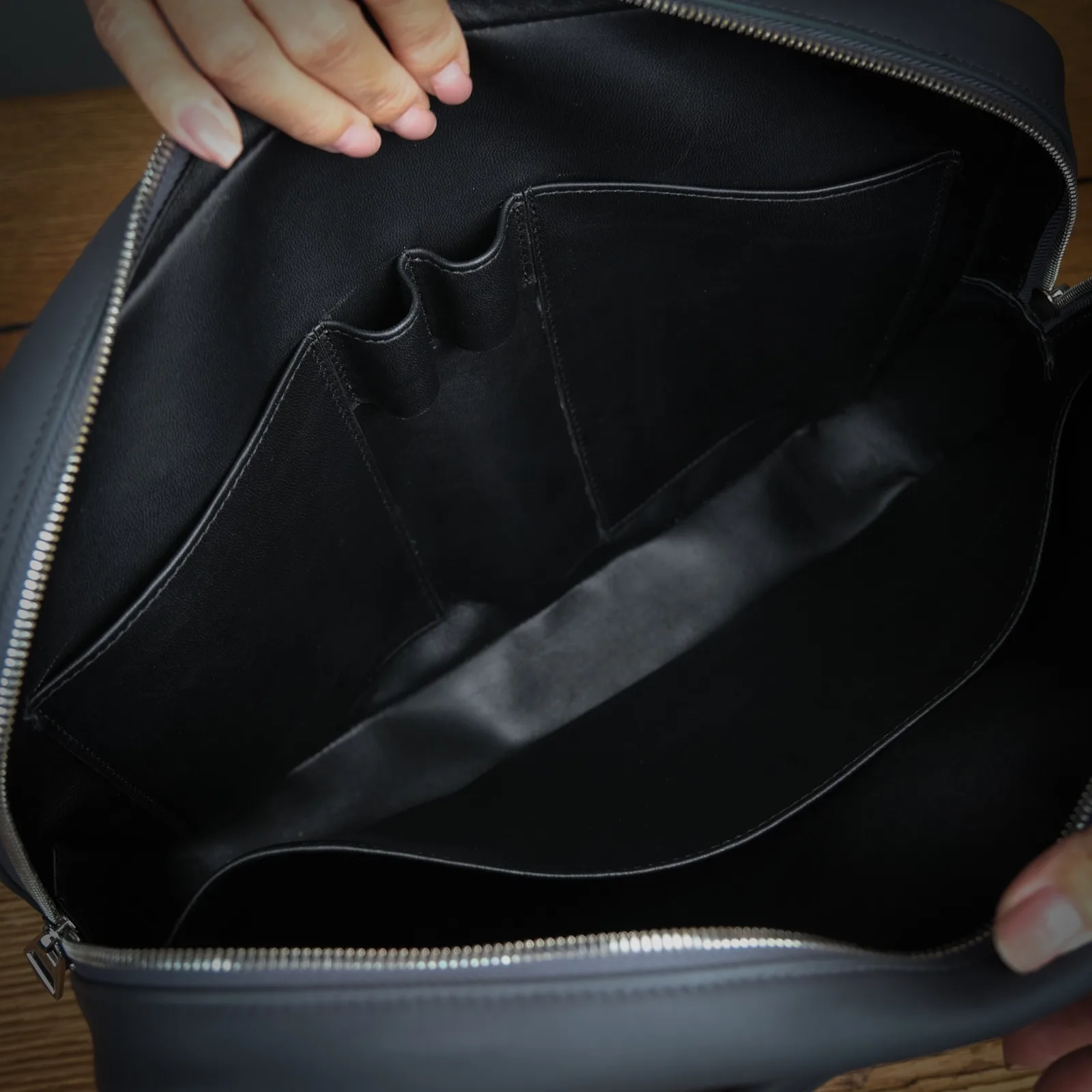 Ảnh Studio Túi xách da bò màu xám chần trám cho laptop 14 inch - Koi Leather
