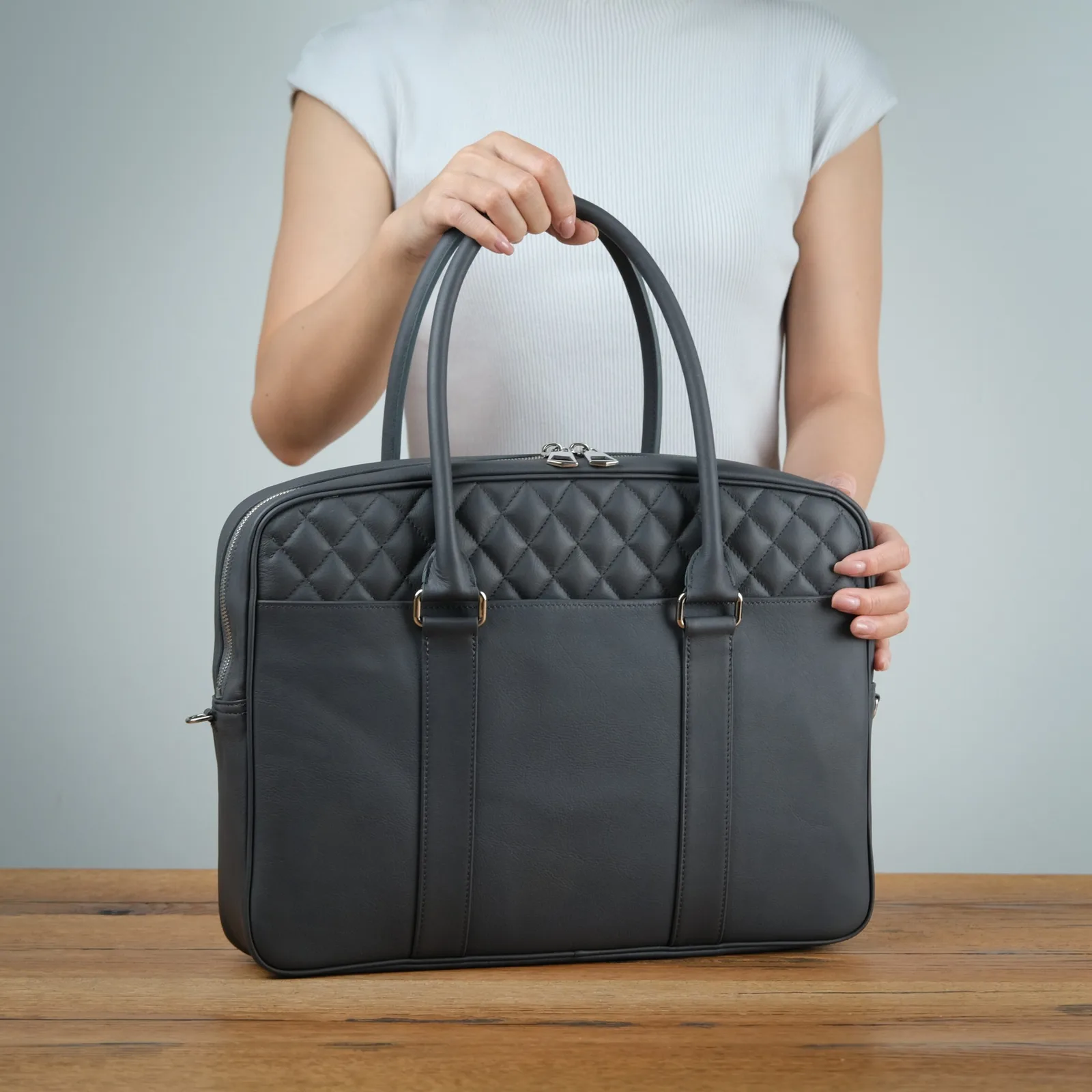 Ảnh Lifestyle Túi xách da bò màu xám chần trám cho laptop 14 inch - Koi Leather