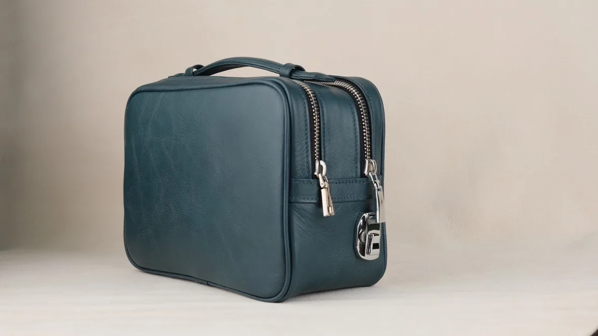 Ảnh Studio Clutch da bò màu xanh petro 2 ngăn khóa kéo có quai xách - Koi Leather