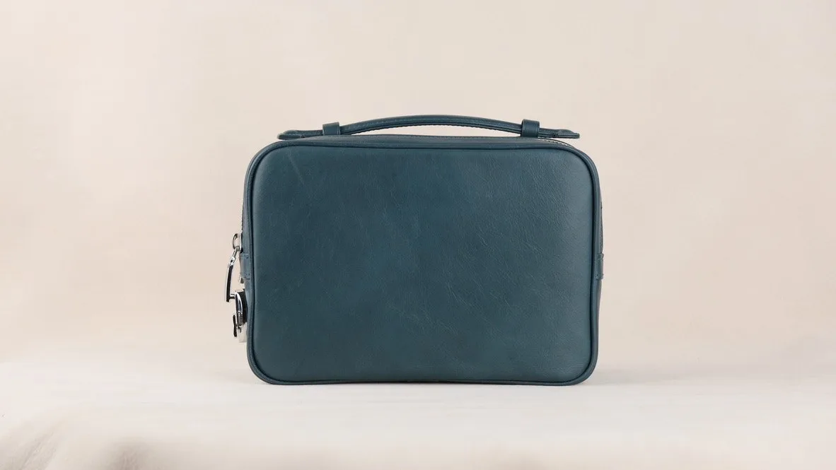 Ảnh Studio Clutch da bò màu xanh petro 2 ngăn khóa kéo có quai xách - Koi Leather