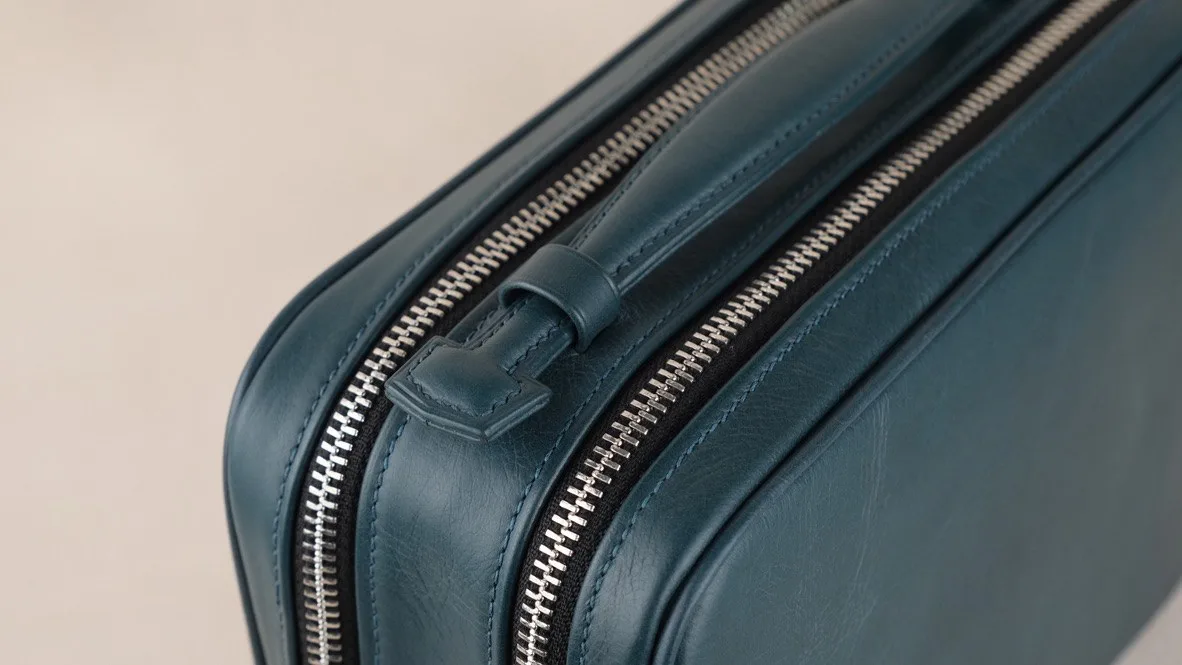 Ảnh Studio Clutch da bò màu xanh petro 2 ngăn khóa kéo có quai xách - Koi Leather