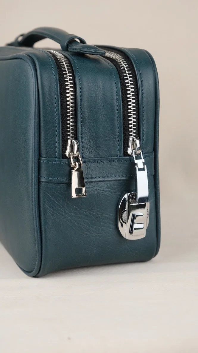 Ảnh Studio Clutch da bò màu xanh petro 2 ngăn khóa kéo có quai xách - Koi Leather