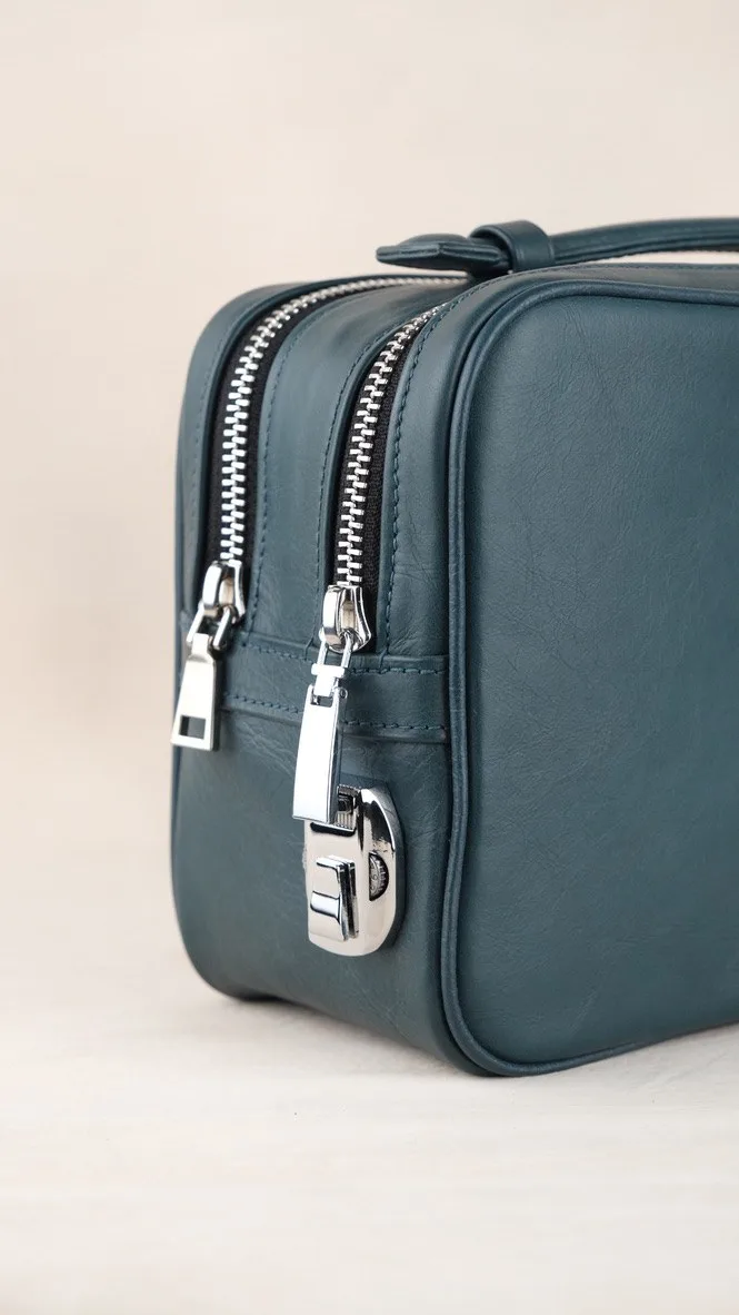 Ảnh Studio Clutch da bò màu xanh petro 2 ngăn khóa kéo có quai xách - Koi Leather