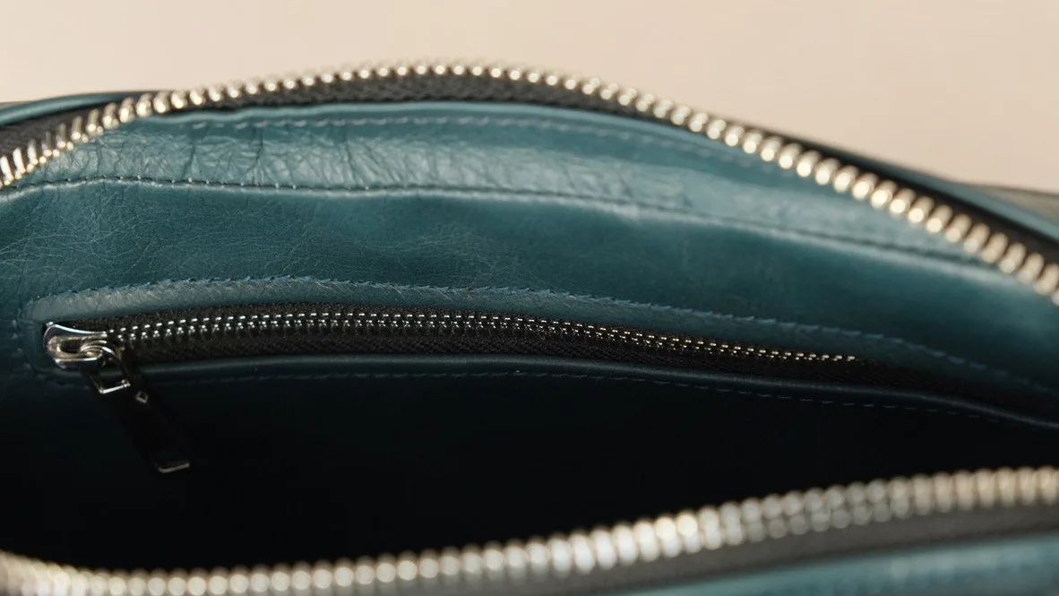 Ảnh Studio Clutch da bò màu xanh petro 2 ngăn khóa kéo có quai xách - Koi Leather