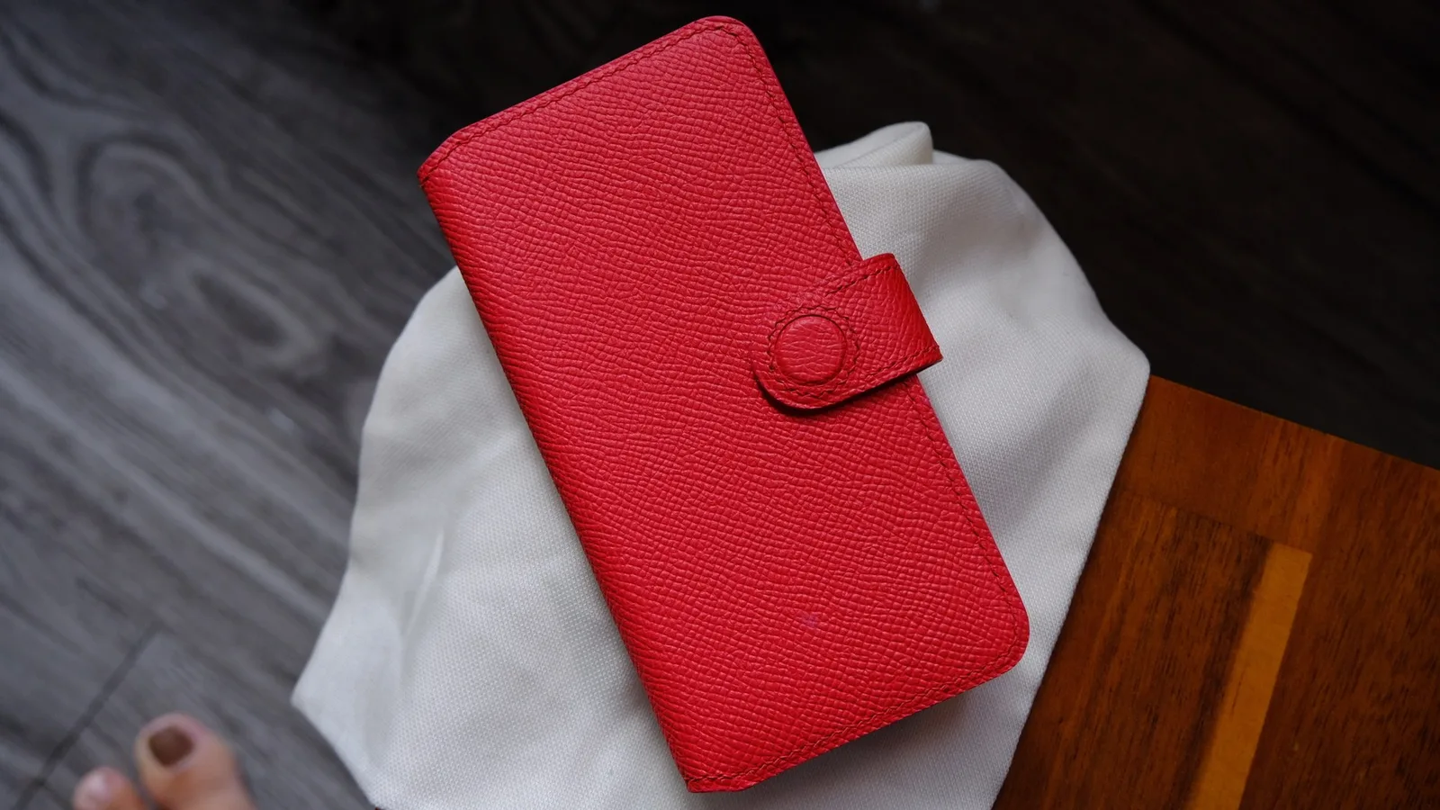 Ảnh Studio Bao da điện thoại nắp gập da bò Epsom đỏ tích hợp ví thẻ - Koi Leather