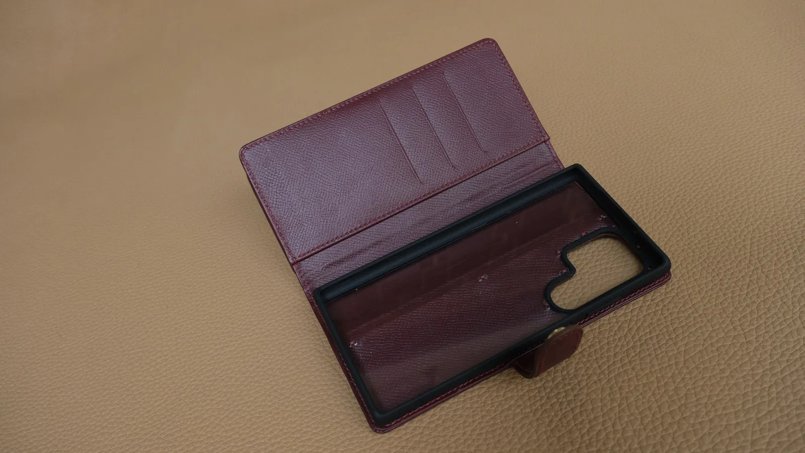 Ảnh Studio Bao da điện thoại nắp gập da bò Epsom đỏ tích hợp ví thẻ - Koi Leather
