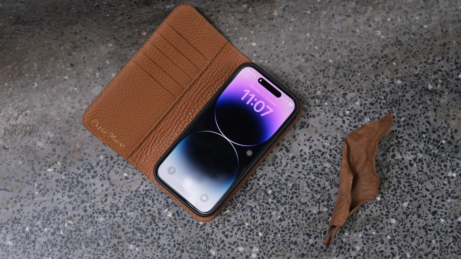 Ảnh Lifestyle Bao da điện thoại nắp gập da bò Epsom đỏ tích hợp ví thẻ - Koi Leather