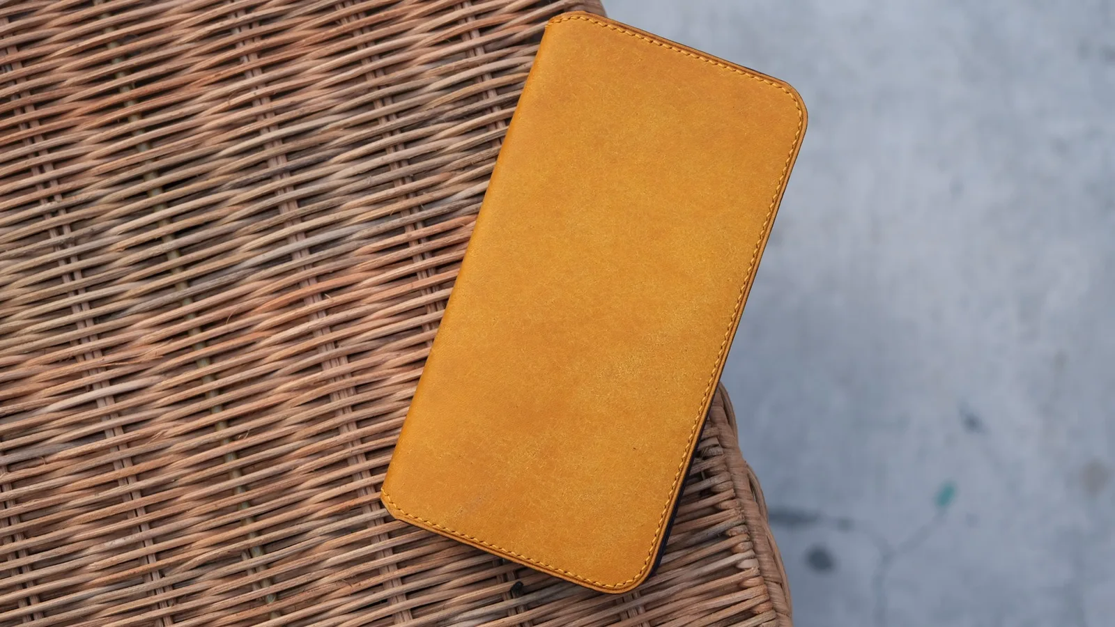 Ảnh Lifestyle Bao da điện thoại nắp gập da bò Epsom đỏ tích hợp ví thẻ - Koi Leather