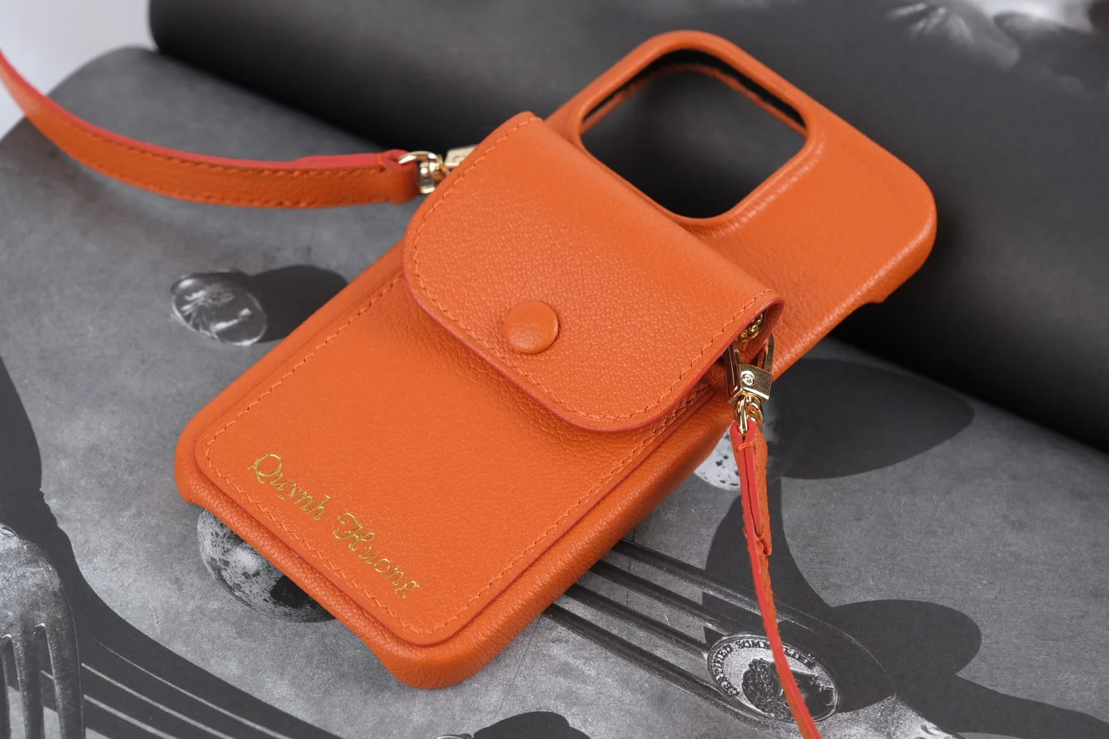 Ảnh Lifestyle Ốp điện thoại da Togo màu cam kèm ví phụ và dây đeo - Koi Leather